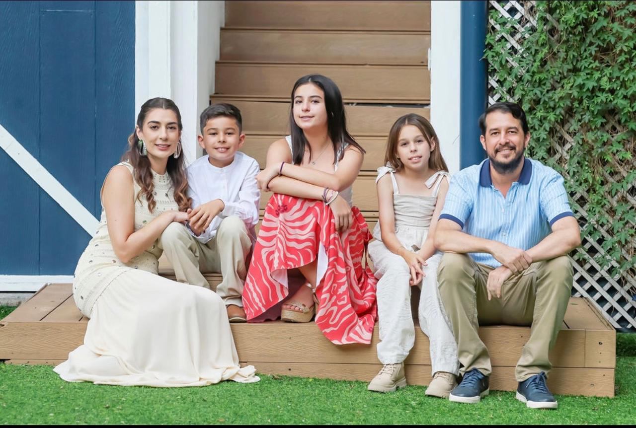 Esteban junto a Jimena y sus tres hijos
